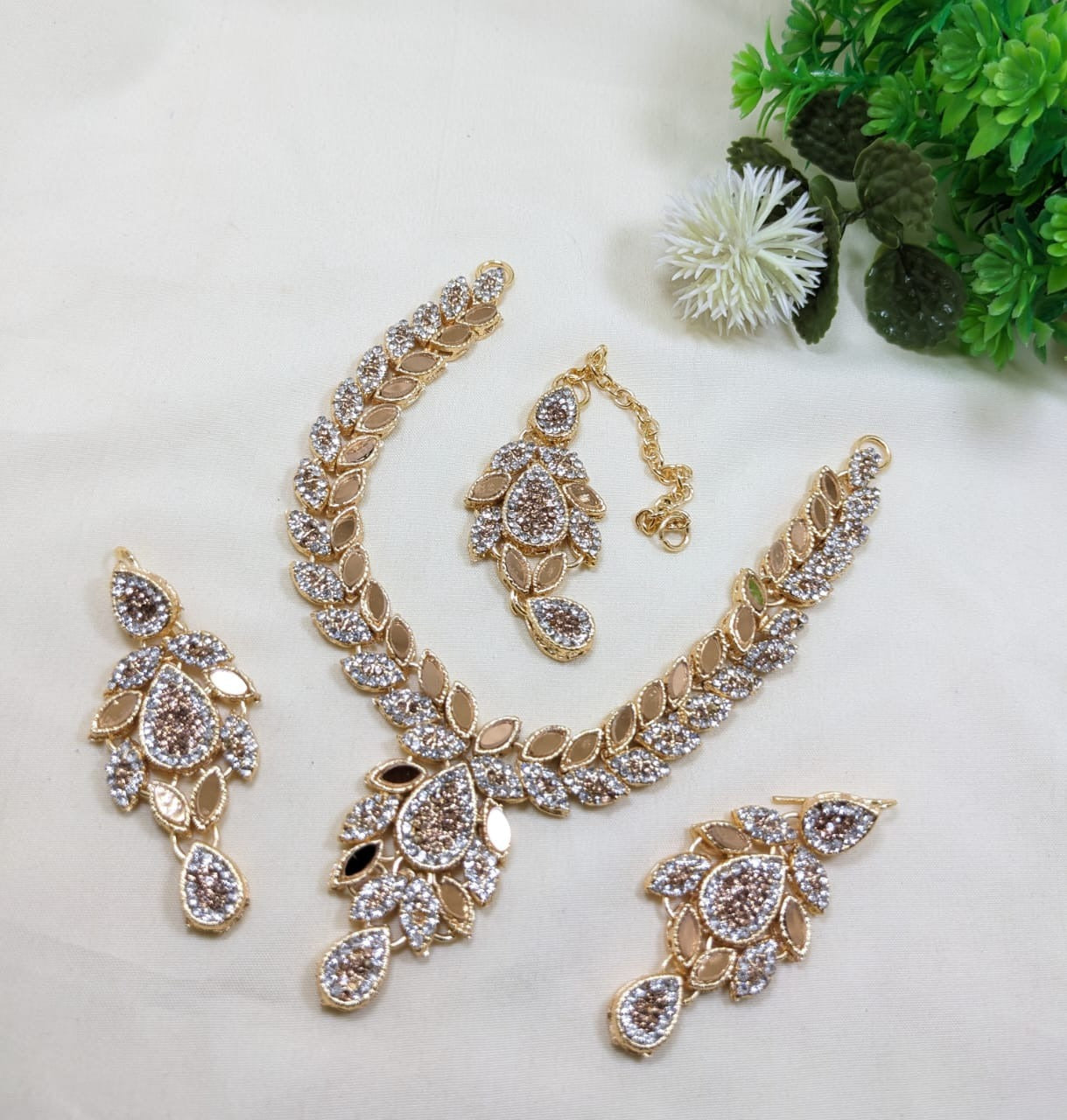 Jewellery set with necklace